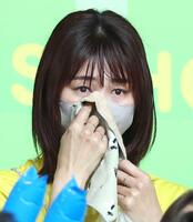 　愛娘の共栄学園・秋本美空の優勝に涙がとまらない母・愛さん＝１月１２日