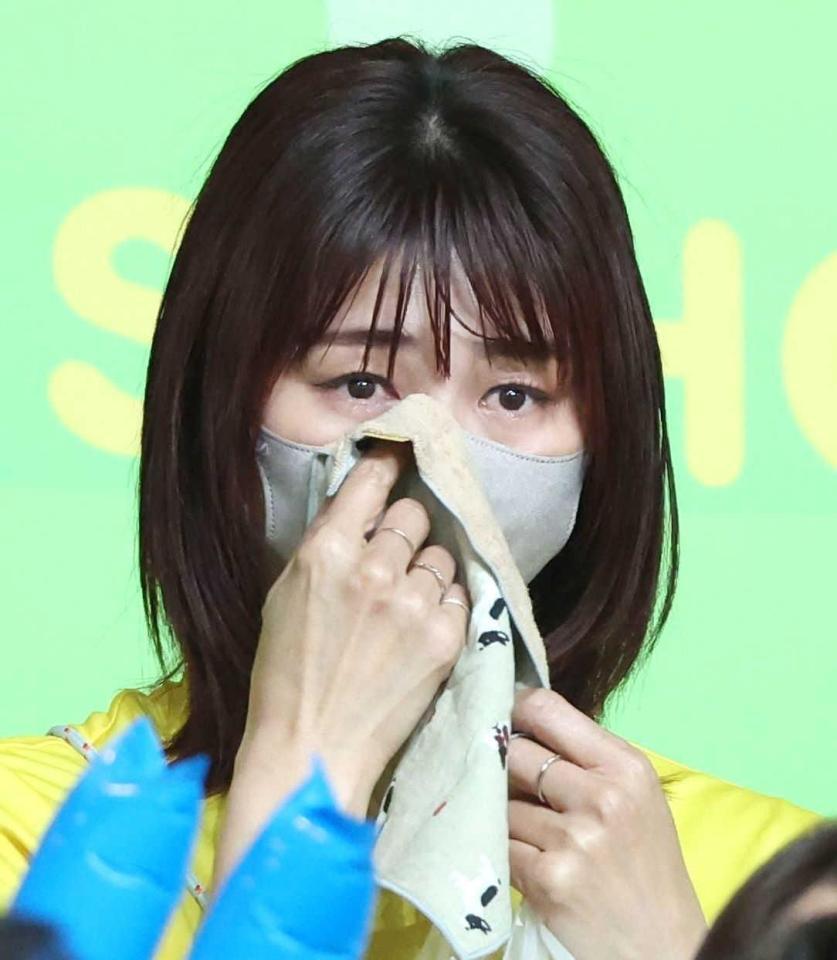 　愛娘の共栄学園・秋本美空の優勝に涙がとまらない母・愛さん＝１月１２日