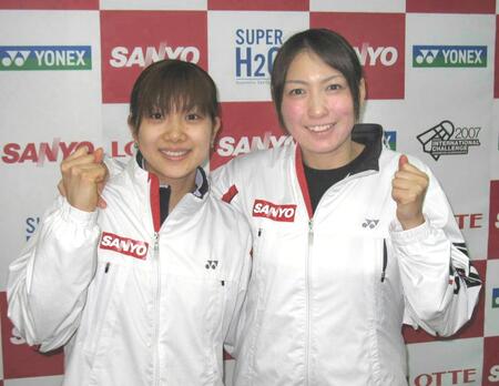 　大阪国際チャレンジ準優勝の後、海外遠征への意気込みを語った小椋久美子と潮田玲子＝２００７年４月８日