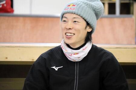 　練習を終えて笑顔を見せる小林陵侑
