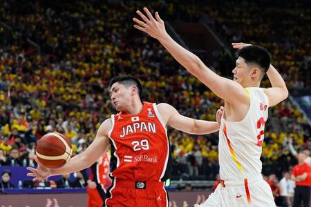 　中国戦で競り合う細川（左）