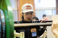 　バーを持ちスクワットを行う小林陵