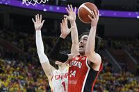 　中国戦でシュートを狙う渡辺飛（３４）