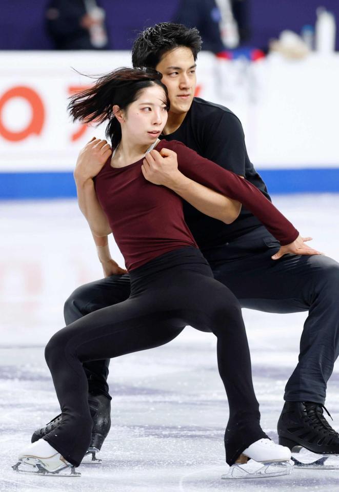 　調整するペアの三浦璃来（左）、木原龍一組（共同）