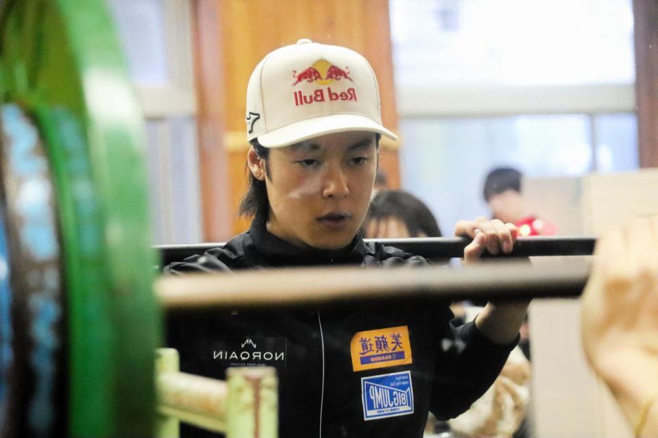 　バーを持ちスクワットを行う小林陵