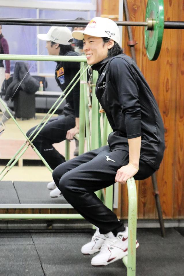 　練習中に笑顔を見せる小林陵