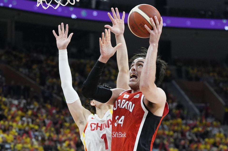 　中国戦でシュートを狙う渡辺飛（３４）