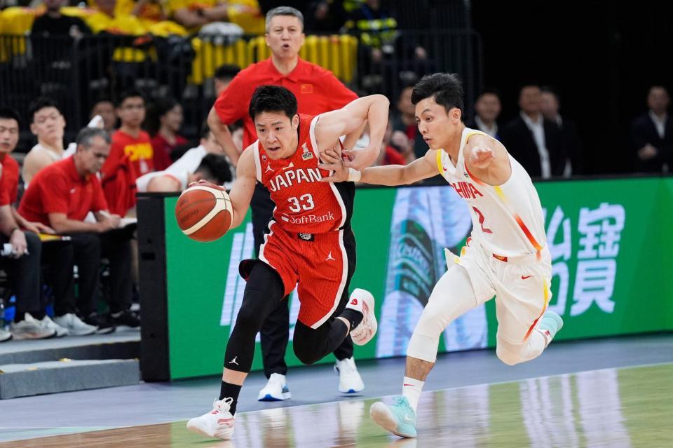 　中国戦で攻め込む佐々木（３３）