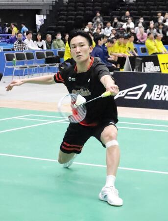 　プレーする桃田賢斗