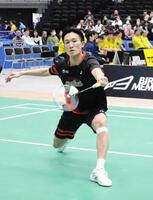 　プレーする桃田賢斗