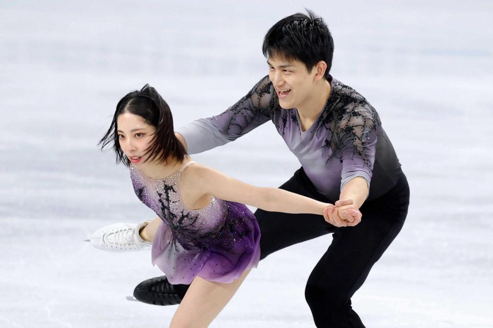 　ペアＳＰで演技する三浦璃来（左）、木原龍一組（共同）