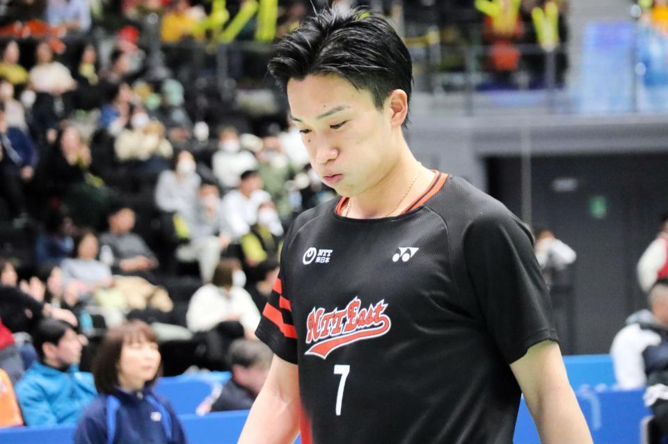 　プレーする桃田賢斗