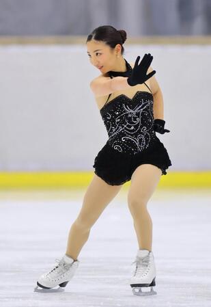 　演技する寺本明日香さん