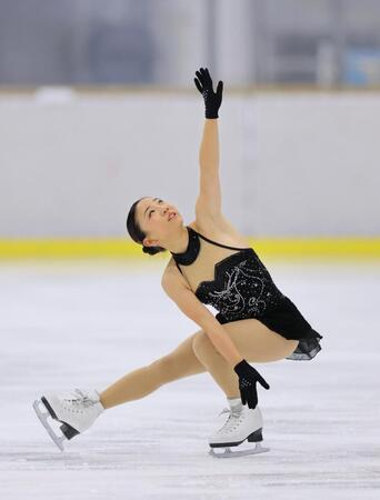 　演技する寺本明日香さん