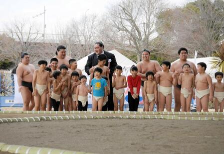 　子どもたちに囲まれる照ノ富士親方