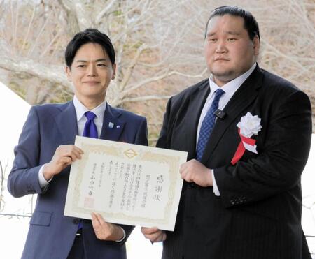 大相撲　元横綱照ノ富士親方が新鮮なスーツ姿　ビシッと爽やかに着こなす　相撲普及へ「無理やりにでも連れてきて」ジョークを飛ばす場面も