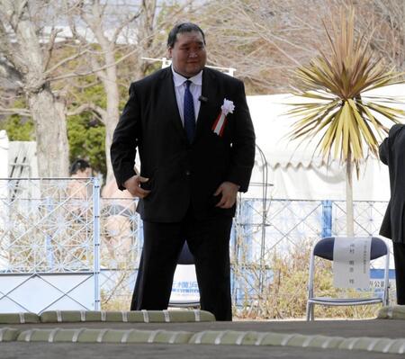 　土俵完成のあいさつを行う照ノ富士親方