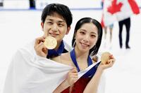 　ペアで２年ぶり２度目の優勝を果たした三浦璃来（右）、木原龍一組（共同）