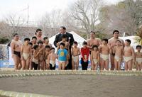 　子どもたちに囲まれる照ノ富士親方