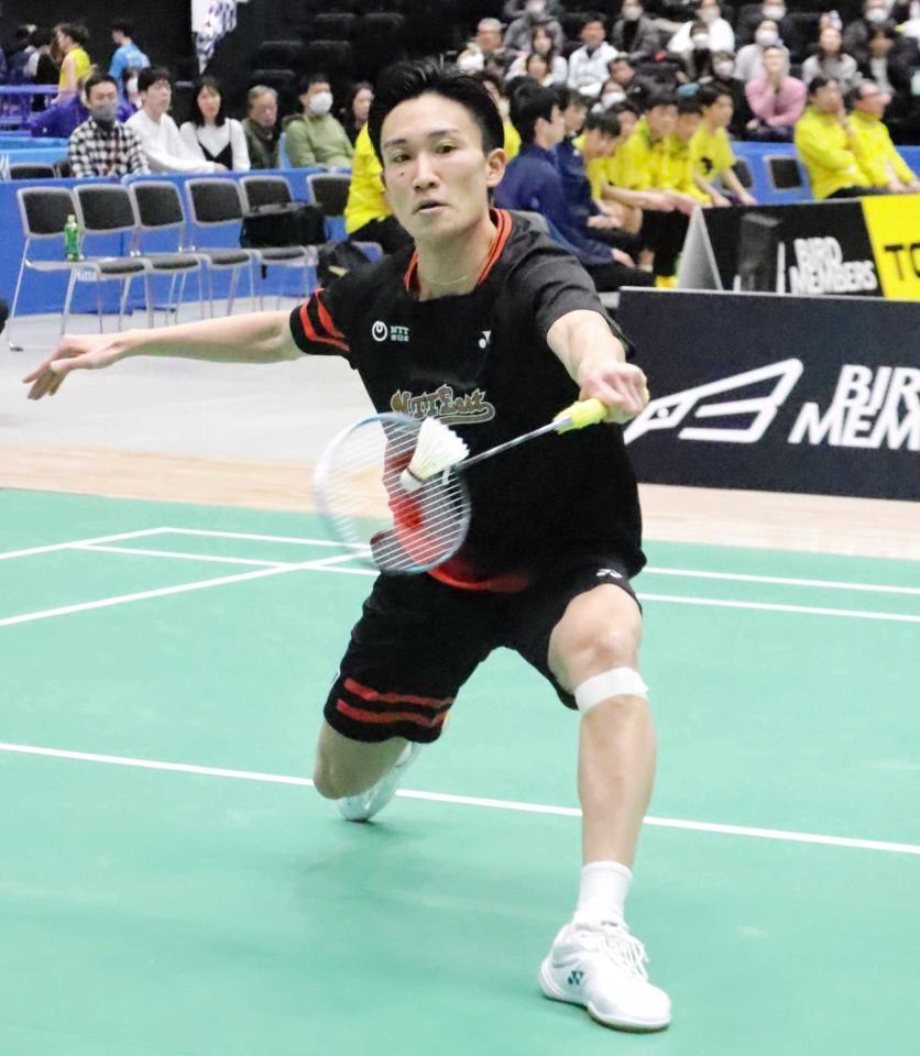 　プレーする桃田賢斗