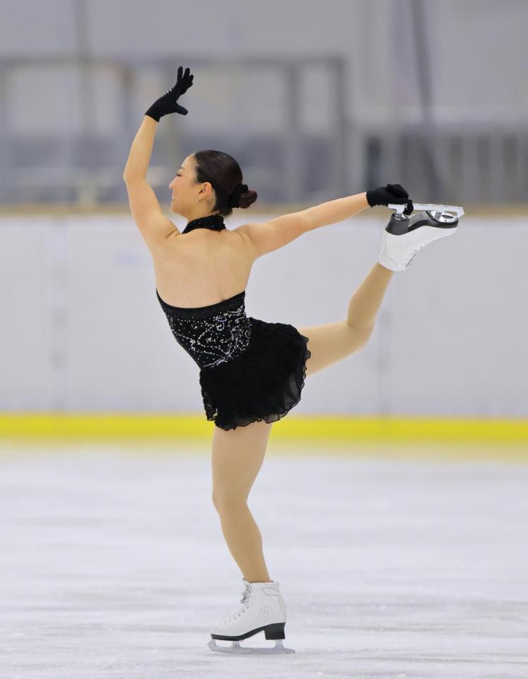 　演技する寺本明日香さん