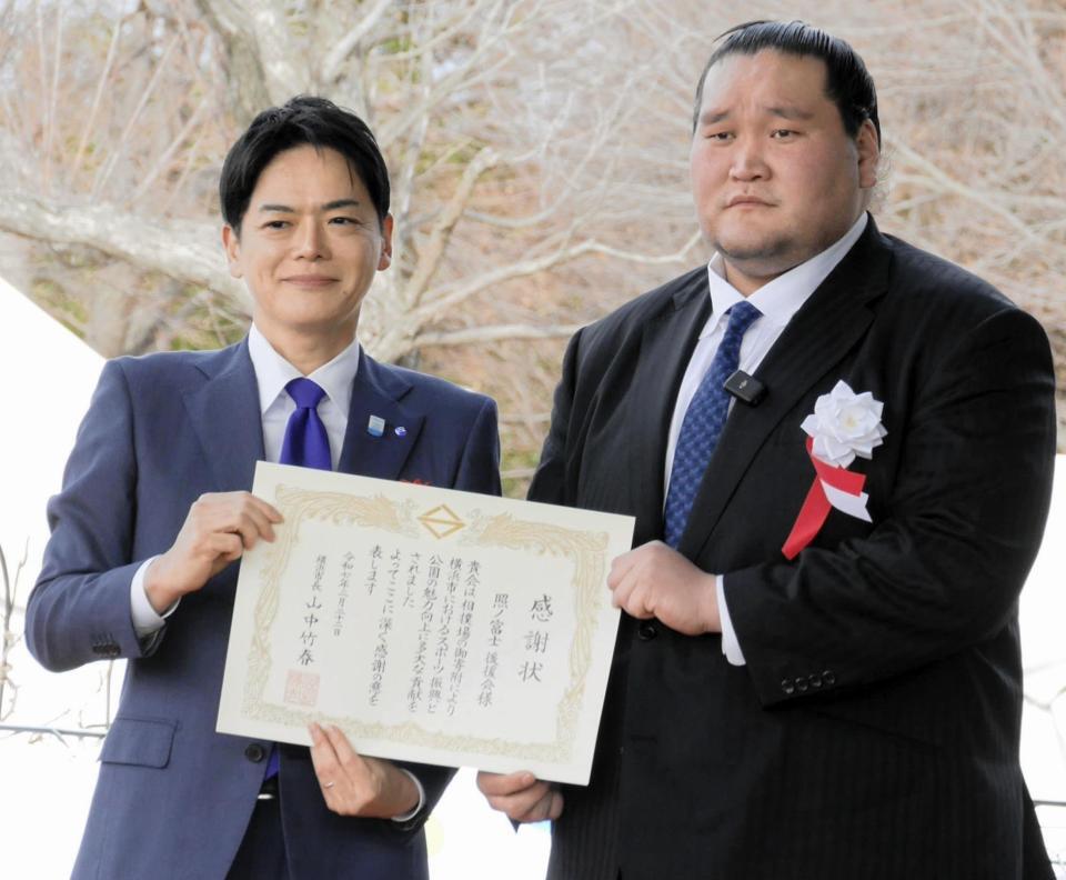　横浜市の山中竹春市長（左）から感謝状を贈られる照ノ富士親方