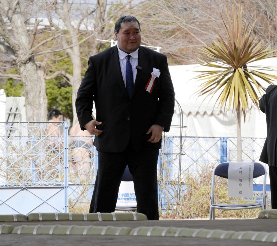 　土俵完成のあいさつを行う照ノ富士親方