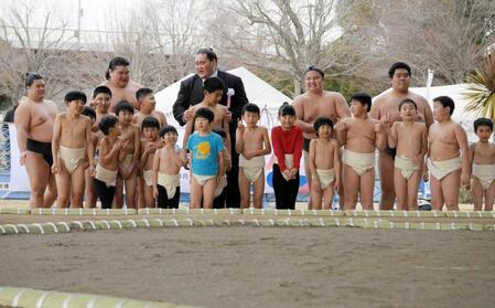　伊勢ケ浜部屋の力士、ちびっ子力士たちと記念撮影を行う照ノ富士親方（中央）