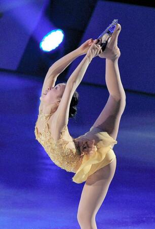 　華麗なスピンをみせる村上佳菜子＝２０１５年１月