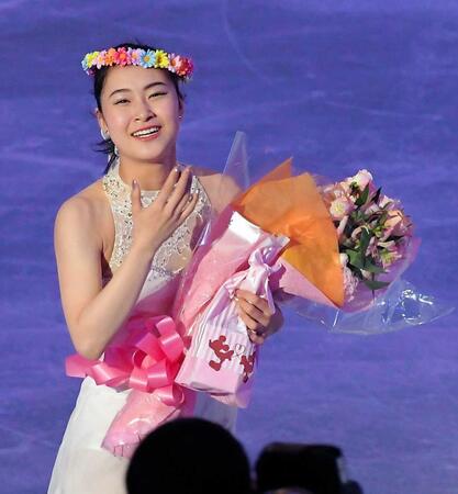 　ファンにあいさつする村上佳菜子＝２０１７年４月