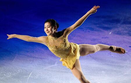 　華麗な演技をみせる村上佳菜子＝２０１５年１月