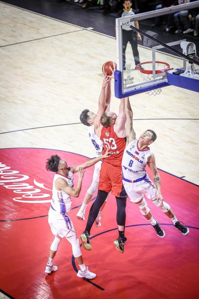 　ゴール下で競り合うカーク（５３番）＝ＦＩＢＡ提供