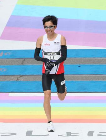 　ゴールする鈴木健吾（撮影・石井剣太郎）