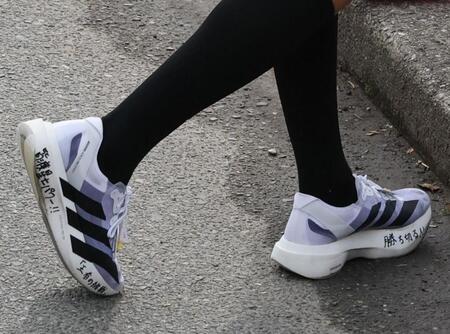 　黒田朝日は文字の書き込まれた靴でゴールした（撮影・石井剣太郎）