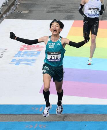 　６位でゴールする黒田朝日（撮影・石井剣太郎）