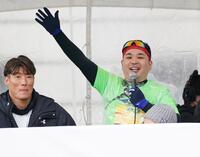 　沿道のランナーに手を振るミルクボーイ・内海崇。左は糸井嘉男氏（撮影・高部洋祐）