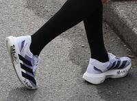 　黒田朝日は文字の書き込まれた靴でゴールした（撮影・石井剣太郎）