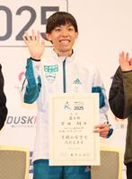 　賞状を手に笑顔を見せる黒田朝日（撮影・石井剣太郎）