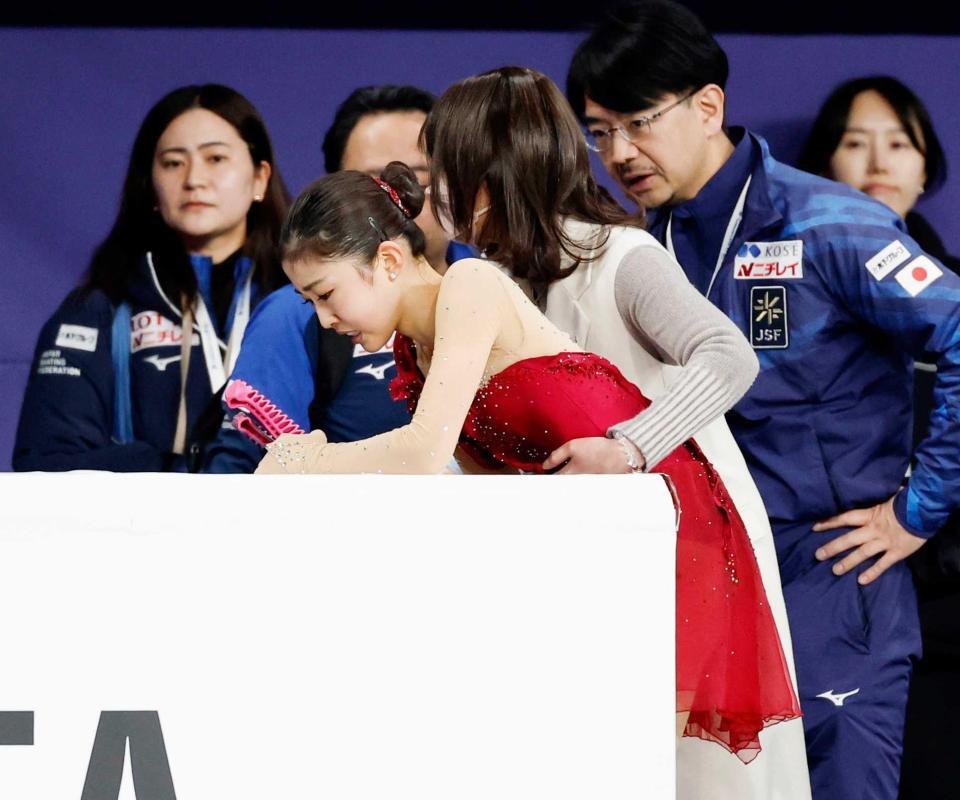 　女子フリーの演技後、抱きかかえられる千葉百音（共同）