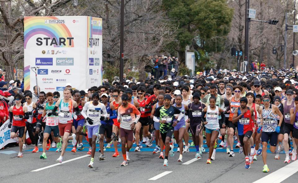 　大阪マラソンで一斉にスタートする大勢のランナー