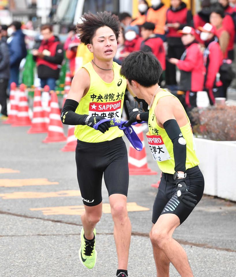 　たすきを渡す中央学院大・吉田礼志＝２０２４年１月