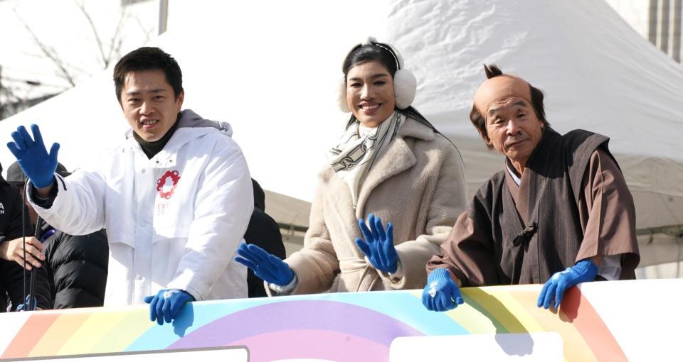 　沿道のランナーに手を振る（左から）大阪府・吉村洋文知事、アンミカ、間寛平（撮影・高部洋祐）