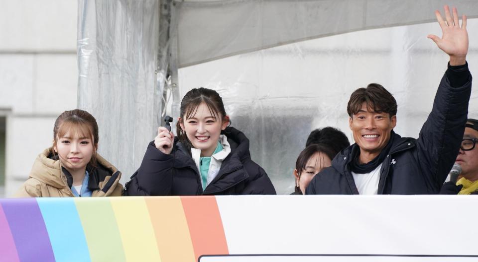 　笑顔を見せる（左から）ゆいちゃみ、ゆうちゃみ、糸井嘉男氏（撮影・高部洋祐）