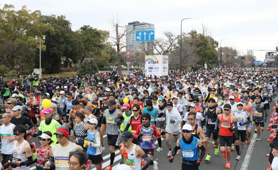 　スタートするランナーら（撮影・石井剣太郎）