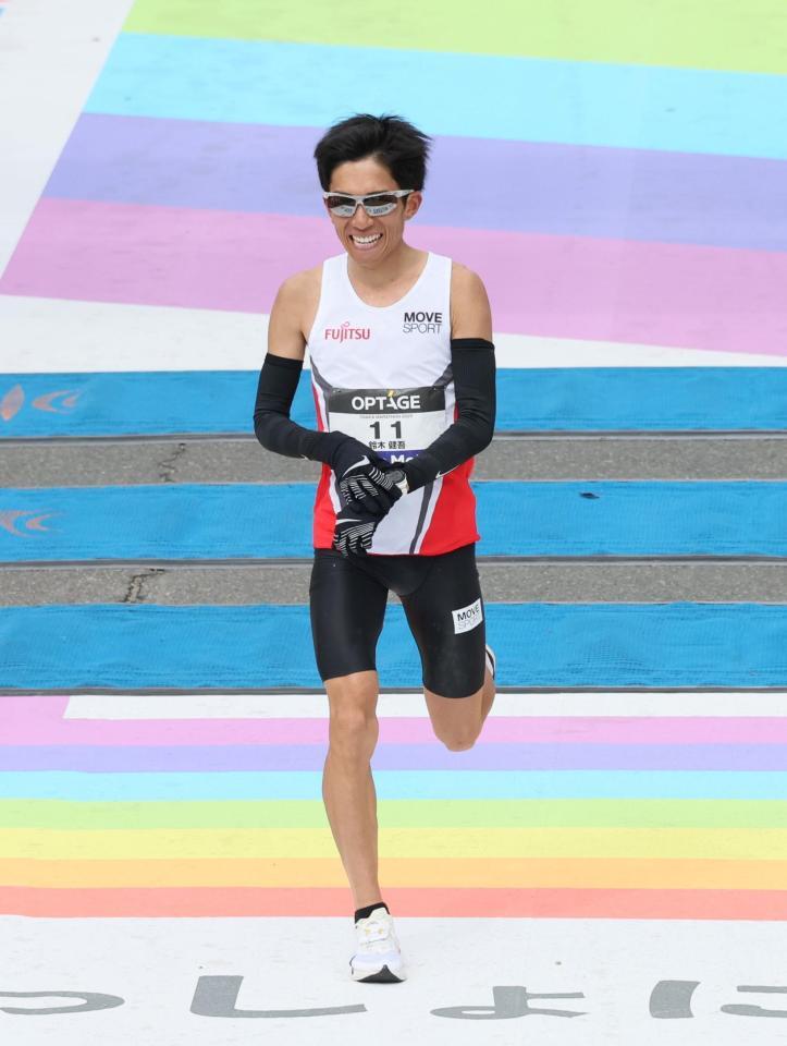 　ゴールする鈴木健吾（撮影・石井剣太郎）