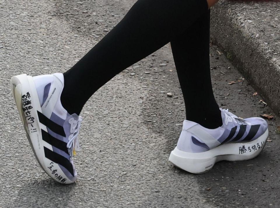 　黒田朝日は文字の書き込まれた靴でゴールした（撮影・石井剣太郎）