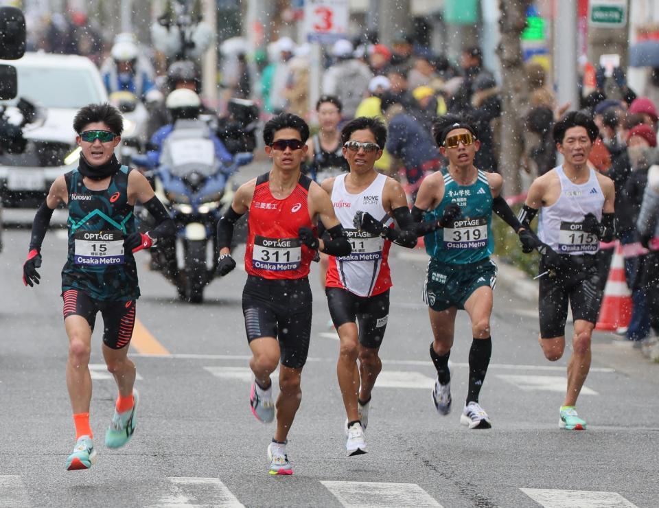 　３９キロ付近、第２集団で競り合う（左から）細谷恭平、近藤亮太、鈴木健吾、黒田朝日、菊地駿弥（代表撮影）
