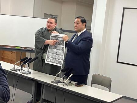 　番付を指し示す安青錦（左）と安治川親方（元関脇安美錦）