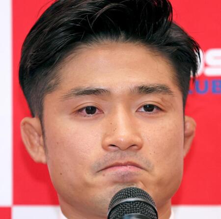 　引退会見の途中、感極まった表情を見せる丸山城志郎（撮影・立川洋一郎）