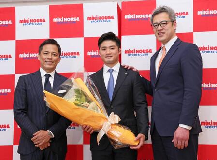 　野村忠宏氏（左）、穴井隆将・天理大学柔道部監督（右）から労をねぎらわれ笑顔を見せる丸山城志郎（撮影・立川洋一郎）